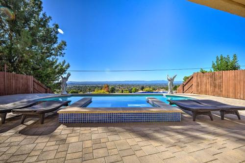 Spacious Villa with Great Views and Heated Spa! in Santa Clarita