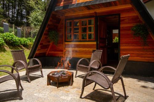 Balcony/terrace, Emporio reserva da serra - Opcoes de chales e Hidromassagem in Parque Rancho Alegre