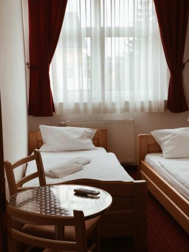 2 twin beds