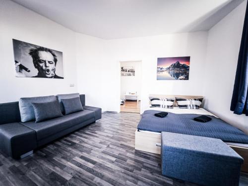 Top Apartment mit 2 Schlafzimmern & Esszimmer - schnelles Internet und nah zu Porsche, DHL & Flughaf