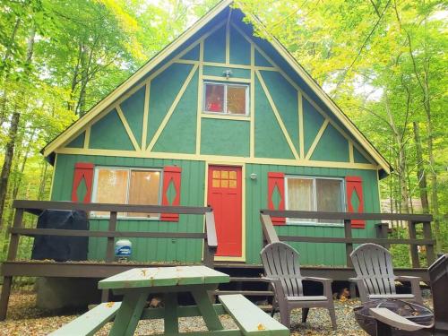 New 3-bedroom self check-in chalet. Grill. Fire pit