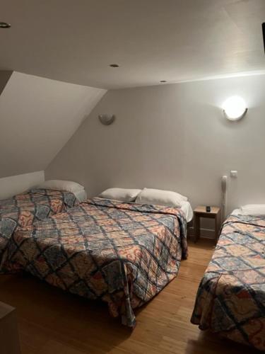 1 double bed, 2 twin beds