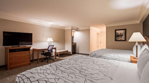 King Room with Two King Rooms and Roll-In Shower - Disability Access/Non-Smoking