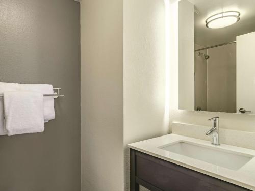 La Quinta by Wyndham Warwick Providence Airport - image 7