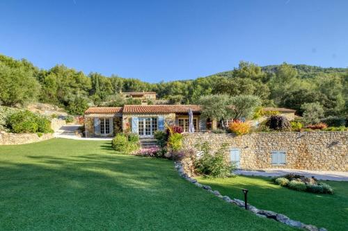Magnificent House with POOL AND GARDEN gîte à louer La grotte du Garou