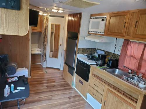 20 feet RV with room for 4 - READ HOUSE RULES.