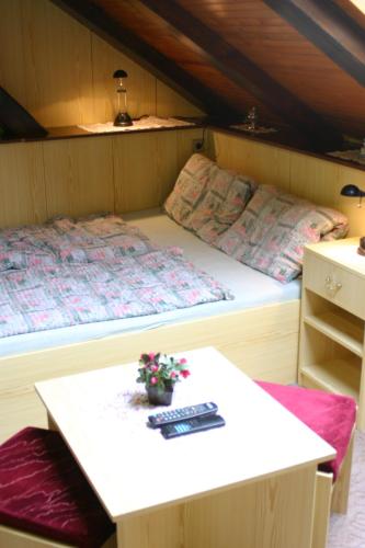 1 queen bed, 1 twin bed