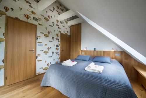 1 king bed, 1 twin bed