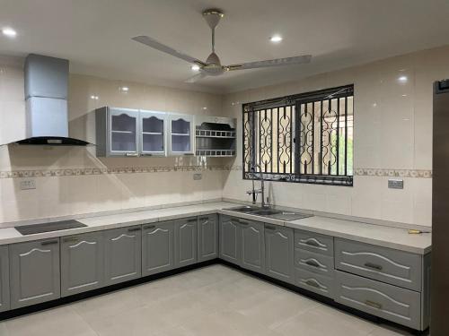 Cheerful 5-Bedroom House with parking