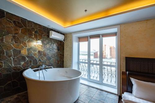 Pilot Hotel - main image