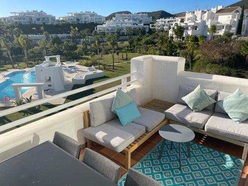 Stunning Modern 2 Bedroom Apartment - Alcazaba Lagoon - 30 mins outside Marbella