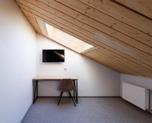 Custos Riverside Hotel - image 5