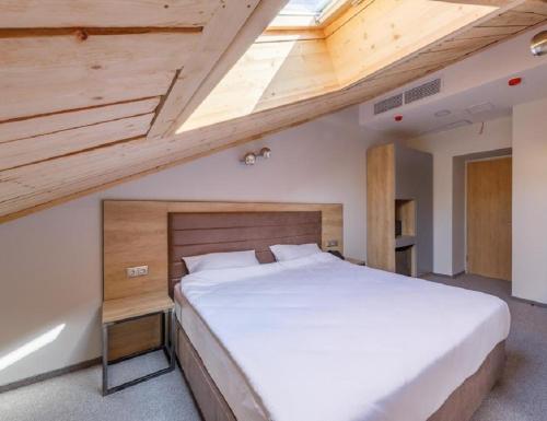 Custos Riverside Hotel - image 8