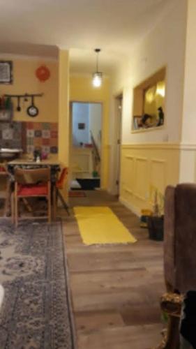 lovely 2 bedroom flat with nice private garden