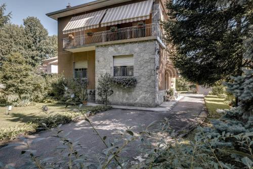 Viesnīcas āriene, Sentirsi a casa, lontano da casa- front station, near to Milano, Rho fiere, MXP ,Como in Caronno Pertusella