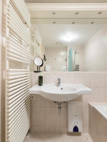 Flower's Berlin by limehome - image 2