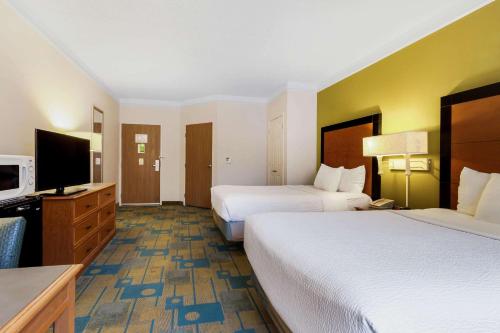 La Quinta Inn & Suites by Wyndham St. Pete-Clearwater Airport