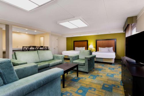 La Quinta Inn & Suites by Wyndham St. Pete-Clearwater Airport