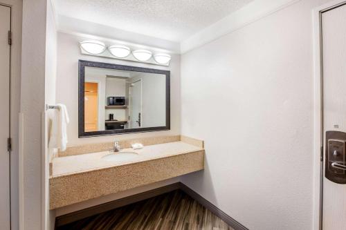 La Quinta by Wyndham Houston Baytown East - image 13