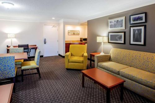 La Quinta by Wyndham Houston Baytown East - image 2