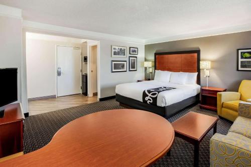 ลา ควินตา อินน์ แอนด์ สวีท บาย วินด์แฮม ฮุสตัน เบย์ทาวน์ อีสต์ (La Quinta Inn & Suites by Wyndham Houston Baytown East) in เบย์ทาวน์ (TX)