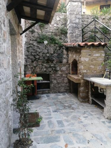Emplacement ideal pour cette Maisonnette avec jardin et cuisine d'ete in Menton