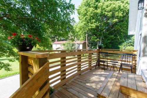 Park Carriage House Rest & Explore with Hollyhock in Louisville, USA