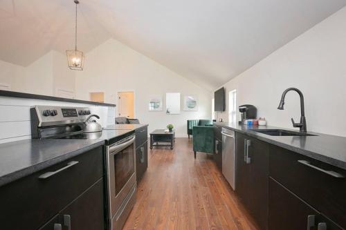 Park Carriage House Rest & Explore with Hollyhock in Louisville, USA
