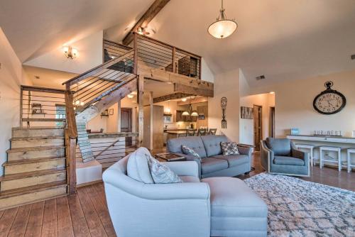 Pet-Friendly Branson West Lodge with Hot Tub! in Branson West, USA