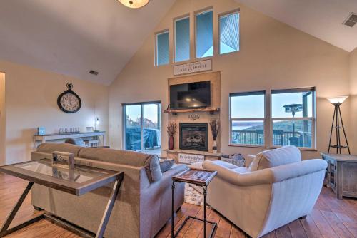 Pet-Friendly Branson West Lodge with Hot Tub! in Branson West, USA