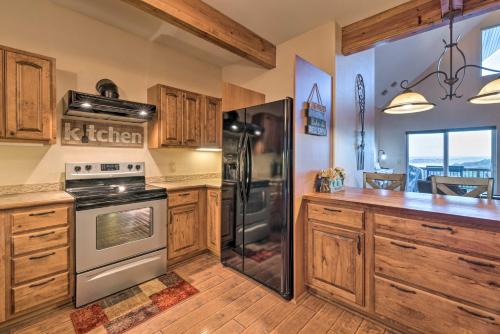 Pet-Friendly Branson West Lodge with Hot Tub!