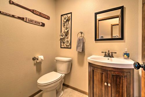 Pet-Friendly Branson West Lodge with Hot Tub!