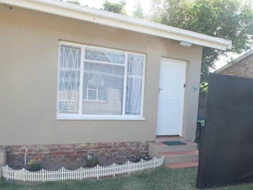 Ieeja, Heron Place sunny self-catering garden flatlet in Port Alfrēda