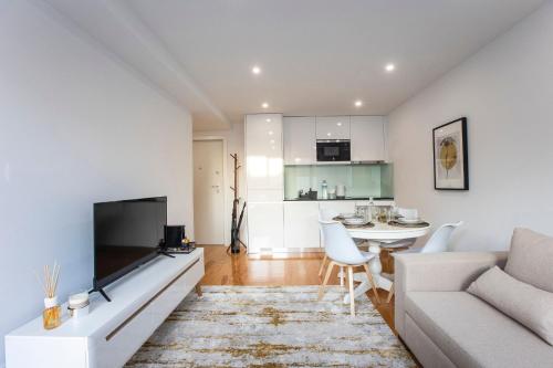 City Center 2BR Flat w/ AC by LovelyStay, Porto