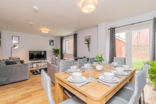 Spacious 5 bed house Perfect for CONTRACTORS & FAMILIES Free Parking, WiFi, close to M1 Managed by Chique Properties Ltd gîte à louer Courtyard Milton Keynes
