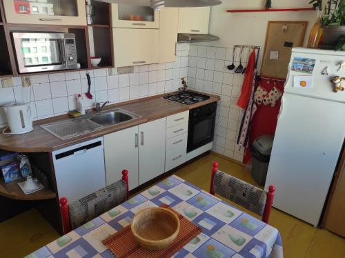 Fully equipped apartment with 2 bedrooms.