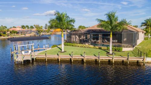 STUNNING Waterfront Villa with Infinity Pool, Spa, Preserve Views Casa del Sol - Roelens in Matlacha (FL)
