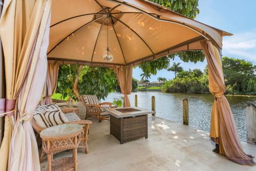 Luxury Waterfront Home with Pool Pet-friendly Villa Tortuga Roelens Vacations