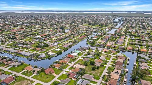 Pet Friendly Paradise with Heated Pool & Spa - Villa Tropic Holiday - Cape Coral