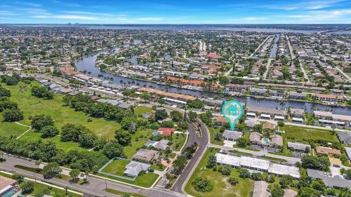 Pet Friendly Pool Walking distance to downtown Cape Coral - Del Mar Villa - Roelens