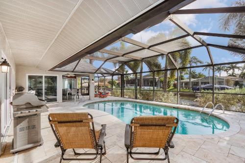 Farmhouse paradise with large heated pool & Kayak Villa Grill N Chill Roelens Vacations - Matlacha, FL