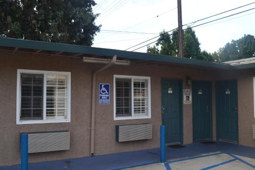 Searle Motel - image 3