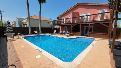 Friendly 2 Bedroom with Big Pool - Campeche Triplex unit B home