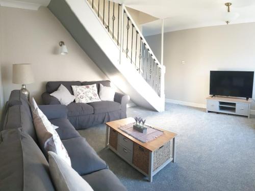 Cosy 3 bedroom residential house, private garden, 30 minutes from Alton Towers, 5 minute walk to Trentham Gardens. 2