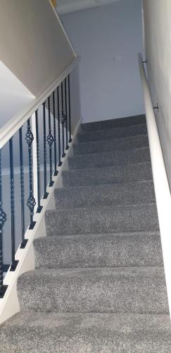 Cosy 3 bedroom residential house, private garden, 30 minutes from Alton Towers, 5 minute walk to Tre in Hanford