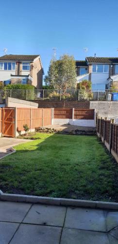 Cosy 3 bedroom residential house, private garden, 30 minutes from Alton Towers, 5 minute walk to Tre in Hanford