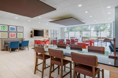 홀리데이 인 익스프레스 & 스위트 와일드우드 더 빌리지 바이 IHG - 식음료(F&B)