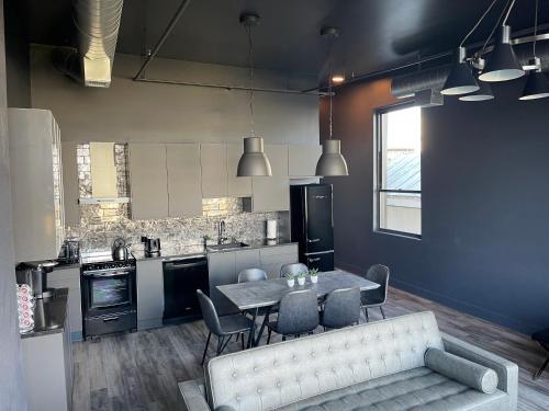 City Loft Escape with River Views! By Hollyhock in Louisville, USA
