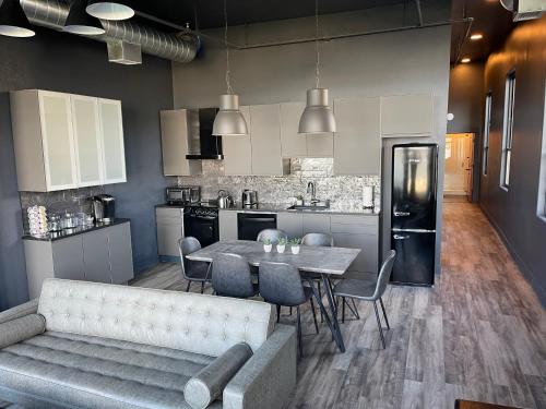 . City Loft Escape with River Views! By Hollyhock