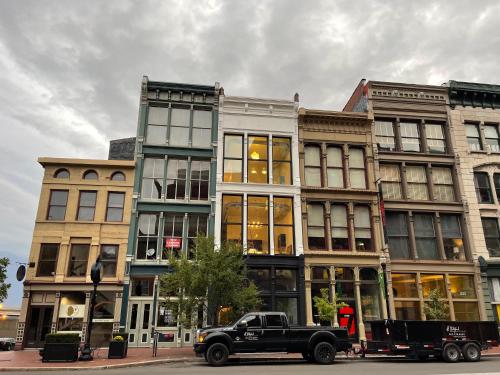 City Loft Escape with River Views! By Hollyhock in Louisville, USA